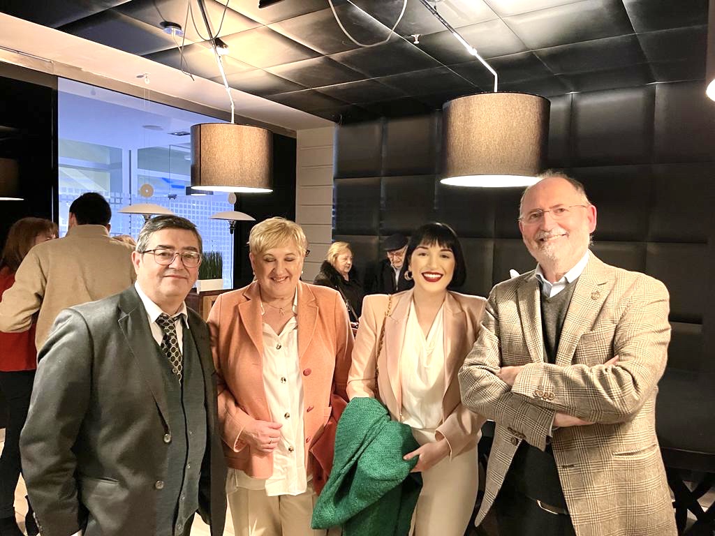 Tras la entrega de premios del I Certamen Literario «Vaqueiros», los autores galardonados y finalistas participaron en un encuentro de convivencia organizado por la Fundación Automáticos Tineo. En la fotografía aparecen, entre otros, los escritores José Ramón Chaves, Carlos Arias, Ángeles Grasa Pelegrín y Cristina Escartín, hija de la autora, junto a representantes de la organización y otros participantes del certamen.
